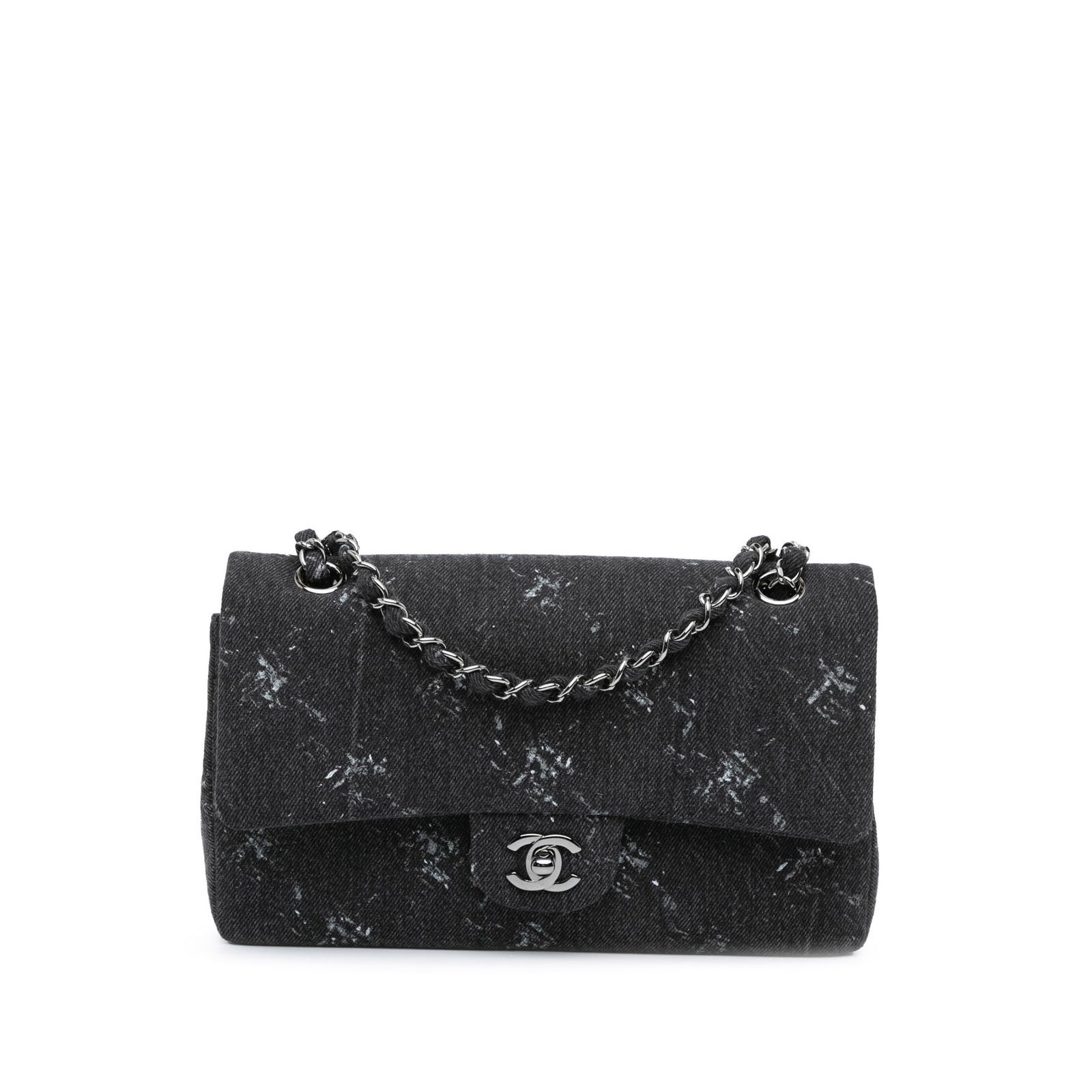 Chanel Medium Denim Double Flap Shoulder Bag Black Fabric: Chanel Medium Denim Double Flap Shoulder Bag Black Fabric This exquisite Chanel Medium Denim Double Flap shoulder bag is crafted from printed denim, featuring a stylish woven chain strap for comfortab
