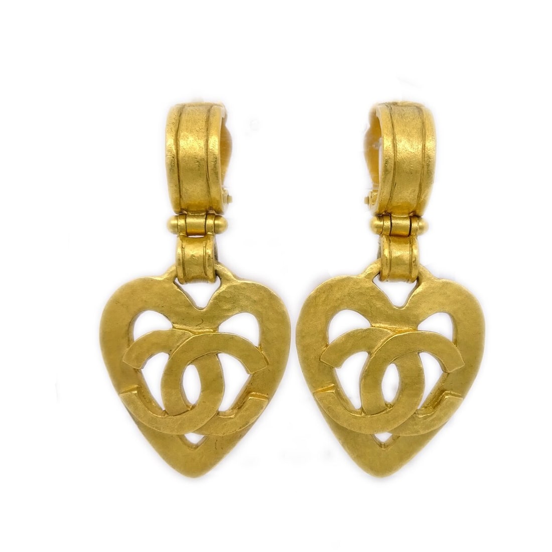 Chanel 95P Gold Plated Dangle Heart Clip-On Earrings: Chanel 95P Gold Plated Dangle Heart Clip-On Earrings Elevate your accessory collection with these stunning Chanel Dangle Heart Earrings. Crafted with a luxurious gold-plated finish, these earrings fea