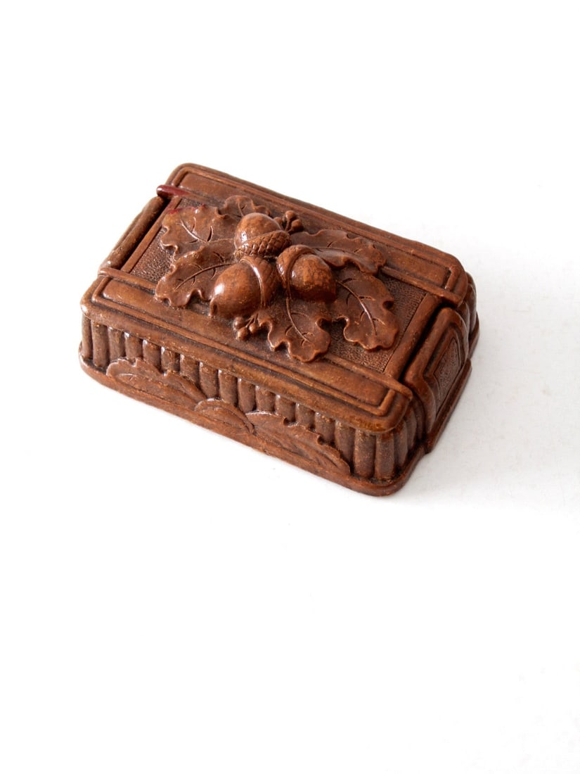 1940s Vintage Syroco Acorn Valet Box with Geometric Design: 1940s Vintage Syroco Acorn Valet Box with Geometric Design This vintage Syroco style acorn valet box, dating back to the 1940s, showcases a charming design crafted from casted composite wood that mimi