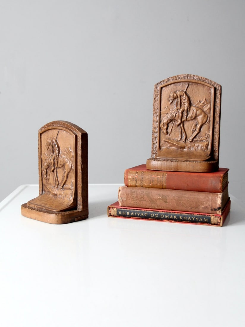 Vintage 1930s Fraser End of Trail Chalkware Bookends Pair: Vintage 1930s Fraser End of Trail Chalkware Bookends Pair This pair of vintage chalkware bookends, dating back to the 1930s, features the iconic 'End of Trail' artwork by Fraser. Crafted from maple br
