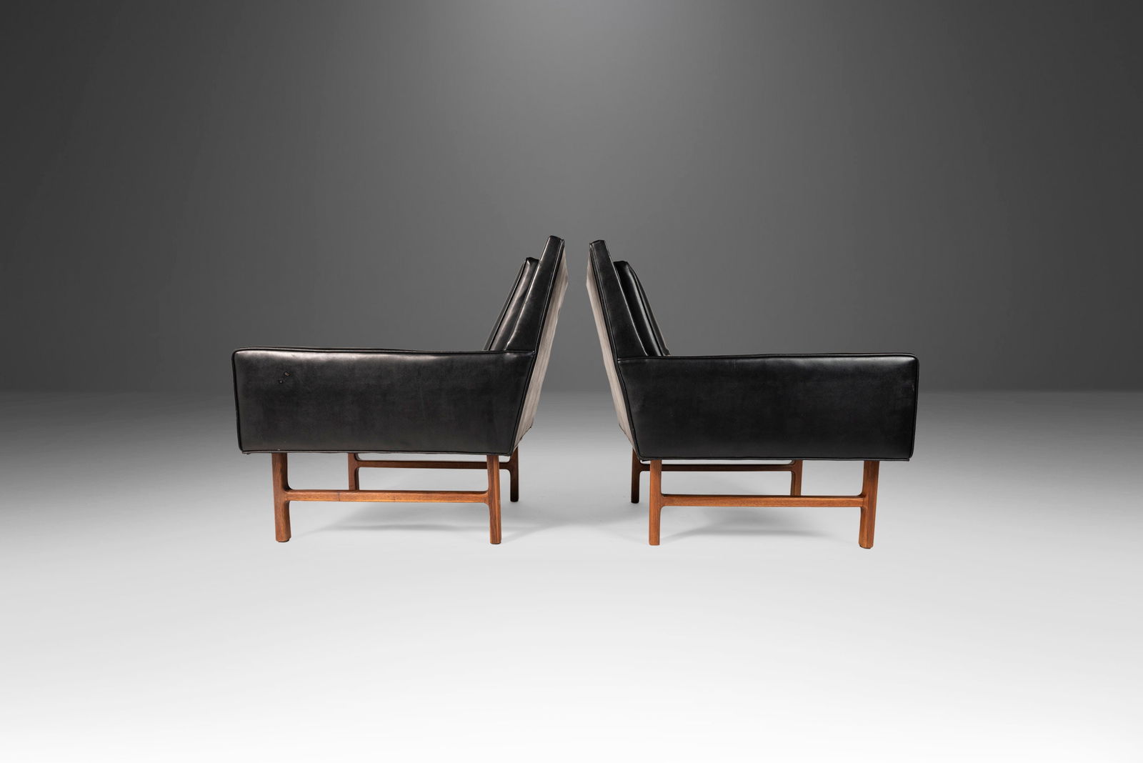 Milo Baughman Inspired Set of 2 Lounge Chairs Walnut Vinyl 1950s: Milo Baughman Inspired Set of 2 Lounge Chairs Walnut Vinyl 1950s This stunning set of two lounge chairs, attributed to the renowned designer Milo Baughman, showcases a harmonious blend of style and co