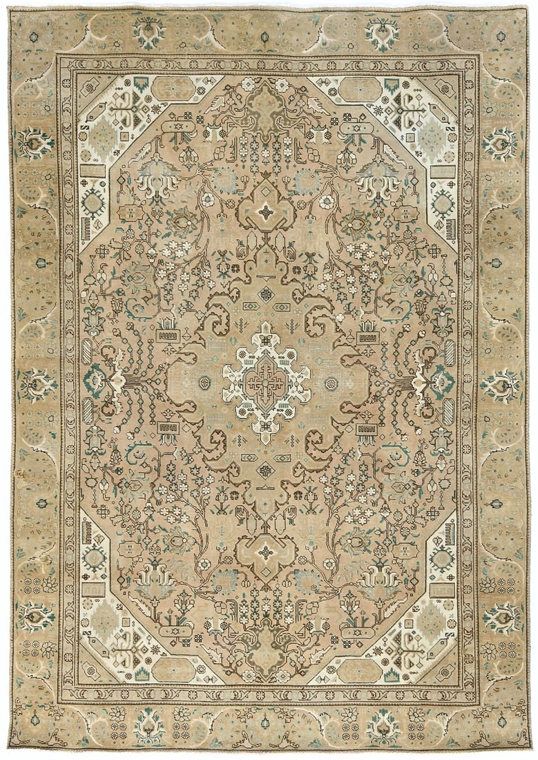 Vintage Floral Hand-Knotted Wool Area Rug 7'6 x 10'8 Farmhouse Style: Vintage Floral Hand-Knotted Wool Area Rug 7'6 x 10'8 Farmhouse Style Discover the charm of this Distressed Vintage Oriental Rug, perfect for enhancing any farmhouse or traditional decor. Measuring 7'6