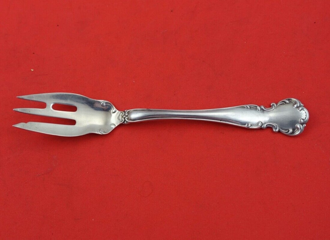 Alvin Simons Flanders Old Sterling Silver 3-Tine Pastry Fork 5 7/8": Alvin Simons Flanders Old Sterling Silver 3-Tine Pastry Fork 5 7/8" Enhance your dining experience with the exquisite Flanders Old pastry fork by Alvin - Simons. This elegant 3-tine fork, crafted from