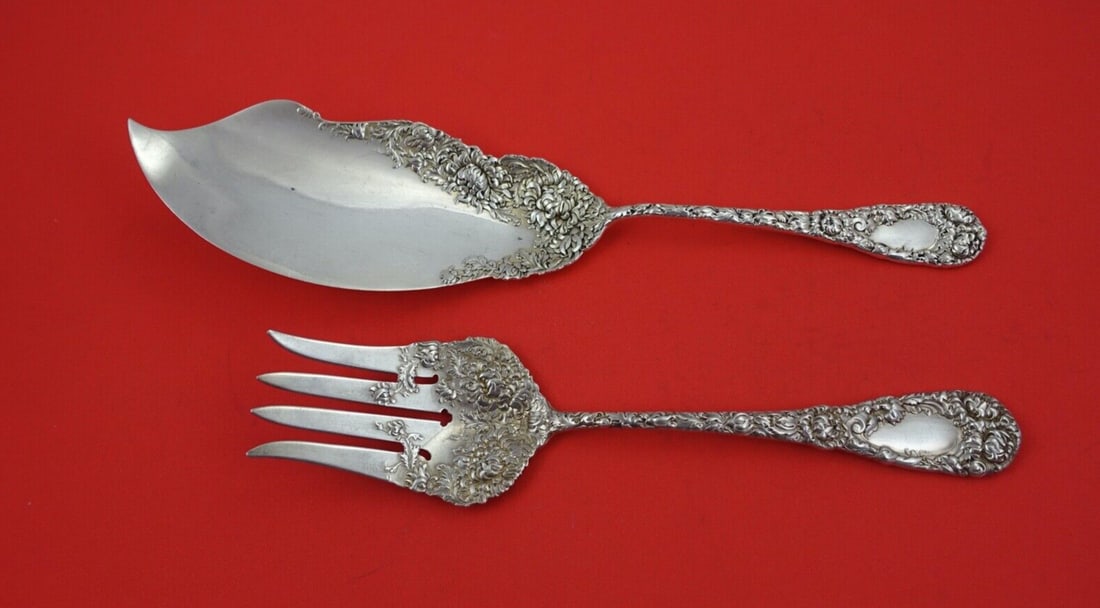 Durgin Chrysanthemum Sterling Silver 2-Pc Fish Set Server Fork: Durgin Chrysanthemum Sterling Silver 2-Pc Fish Set Server Fork This exquisite 2-piece fish server set features the elegant Chrysanthemum pattern by Durgin, crafted from high-quality sterling silver. T