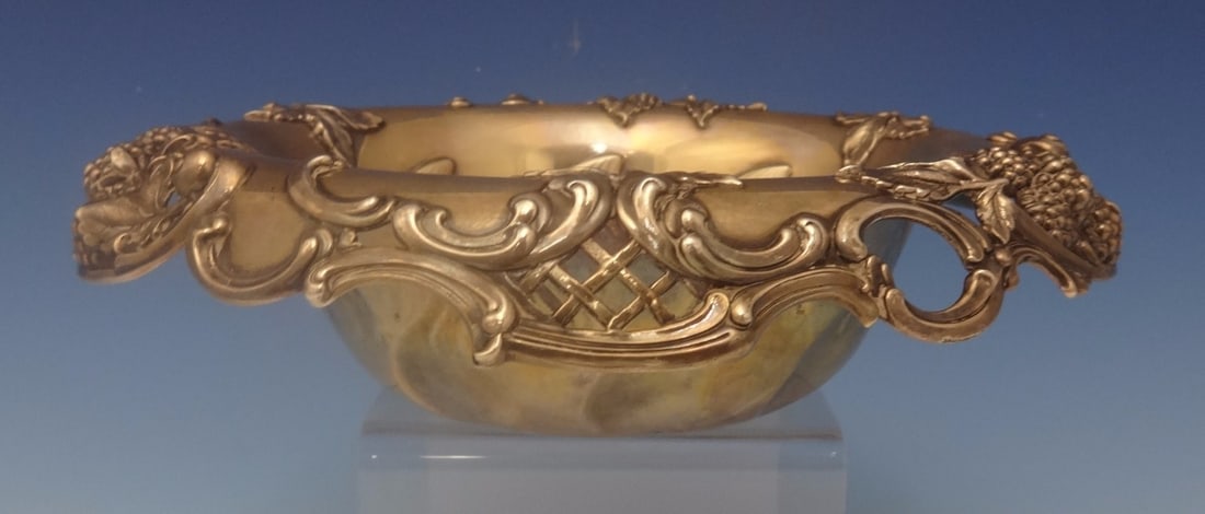 Tiffany & Co Blackberry Sterling Silver Fruit Bowl 1850-1899: Tiffany & Co Blackberry Sterling Silver Fruit Bowl 1850-1899 This exquisite fruit bowl from the Blackberry pattern by Tiffany & Co. showcases the elegance of sterling silver craftsmanship. Dating back