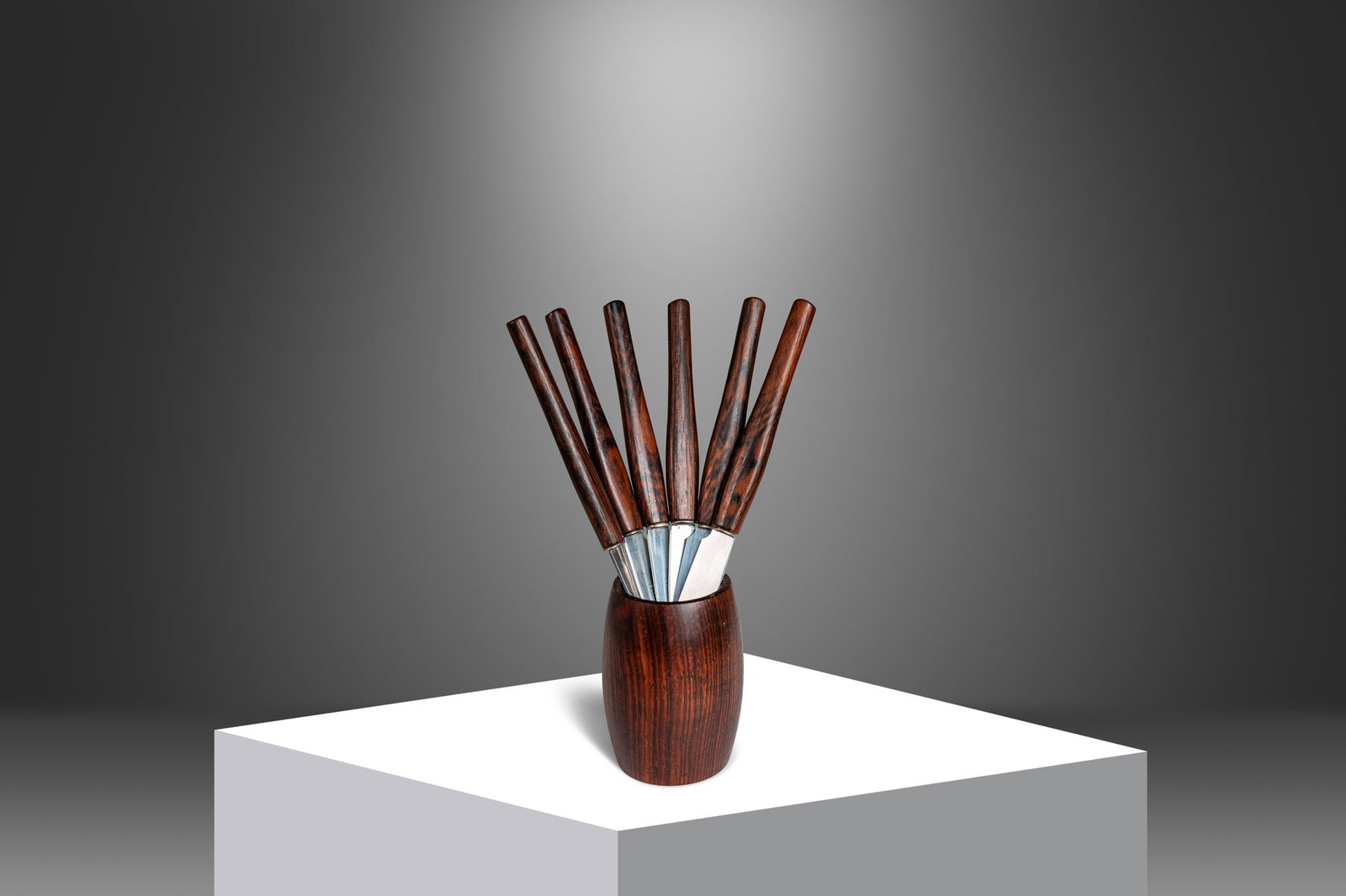 Danish Modern Rostfrei Solingen Serving Knives Set of 6 Rosewood Holder 1970s: Danish Modern Rostfrei Solingen Serving Knives Set of 6 Rosewood Holder 1970s Discover a rare set of six Danish Modern serving knives, crafted by the esteemed Rostfrei Solingen of Germany in the 1970s