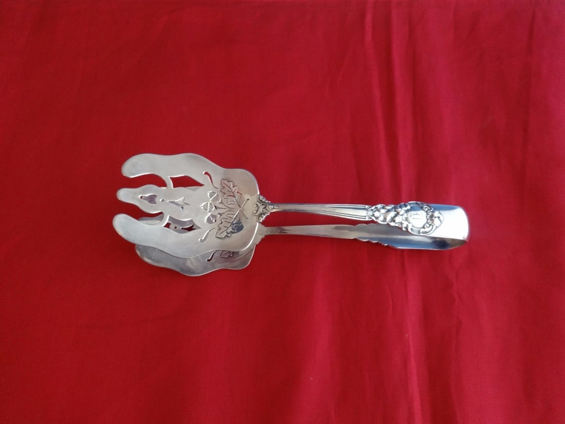 Gorham Sterling Silver Royal Oak 9 Inch Asparagus Tongs Monogrammed: Gorham Sterling Silver Royal Oak 9 Inch Asparagus Tongs Monogrammed Sterling silver asparagus tongs measuring 9 inches, crafted by Gorham in the Royal Oak pattern. This pre-owned piece features a mono