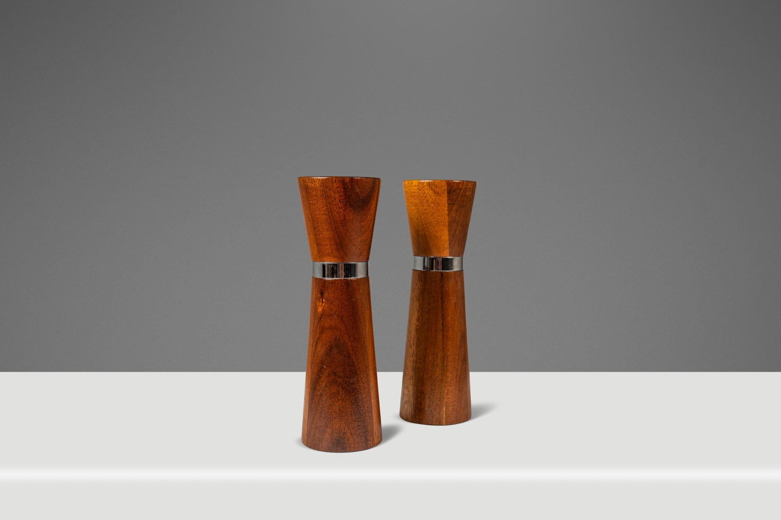 Mid-Century Modern Black Walnut Salt and Pepper Shakers USA 1960s: Mid-Century Modern Black Walnut Salt and Pepper Shakers USA 1960s Discover this charming set of Mid-Century Modern minimalist salt and pepper shakers, hand-turned from solid American black walnut. Fea