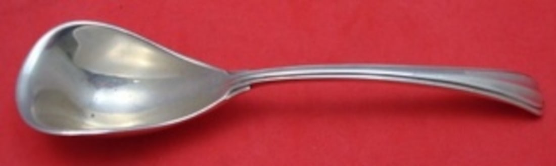 Buccellati Saint Mark Sterling Silver Sugar Shovel 5.5 Inch Serving Piece: Buccellati Saint Mark Sterling Silver Sugar Shovel 5.5 Inch Serving Piece This elegant sterling silver sugar shovel is crafted in the renowned Saint Mark pattern by Buccellati. Measuring 5 1/2 inches,