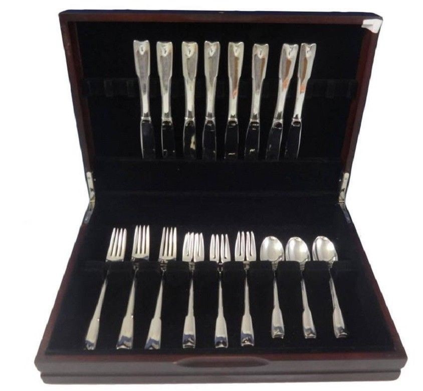 Lunt Colonial Theme Sterling Silver Flatware Set for 8 - 32 Pieces with Storage Chest (1 of 5)