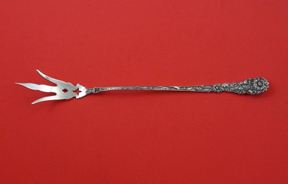 Reed and Barton Sterling Silver Lettuce Fork Daisy Design 7.25" (1 of 2)