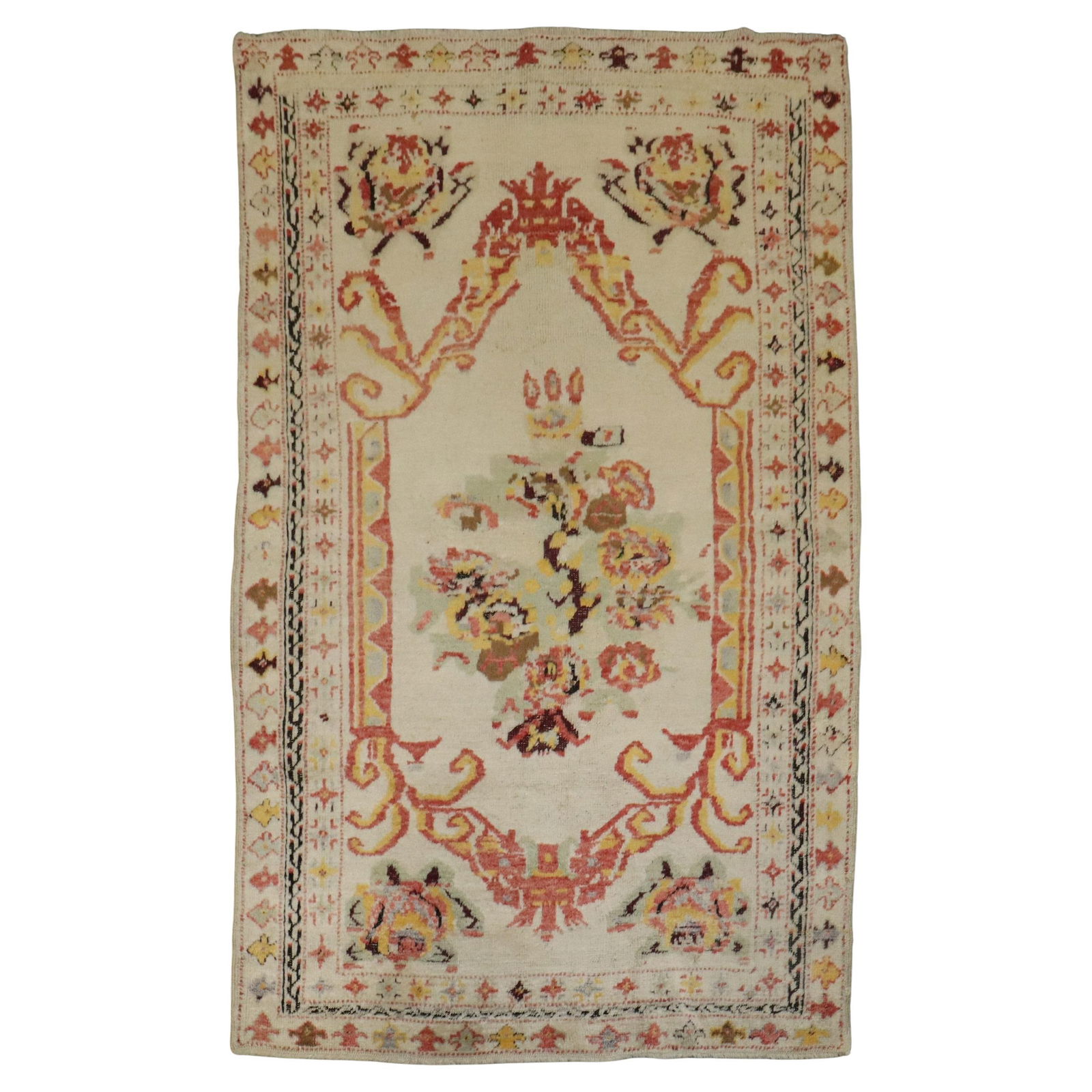 Victorian Ivory Turkish Ghiordes Rug 42 x 64 Hand-Knotted 1920: Victorian Ivory Turkish Ghiordes Rug 42 x 64 Hand-Knotted 1920 Discover the exquisite craftsmanship of this early 20th-century Ivory Antique Turkish Ghiordes Rug. With a classic Victorian style, this