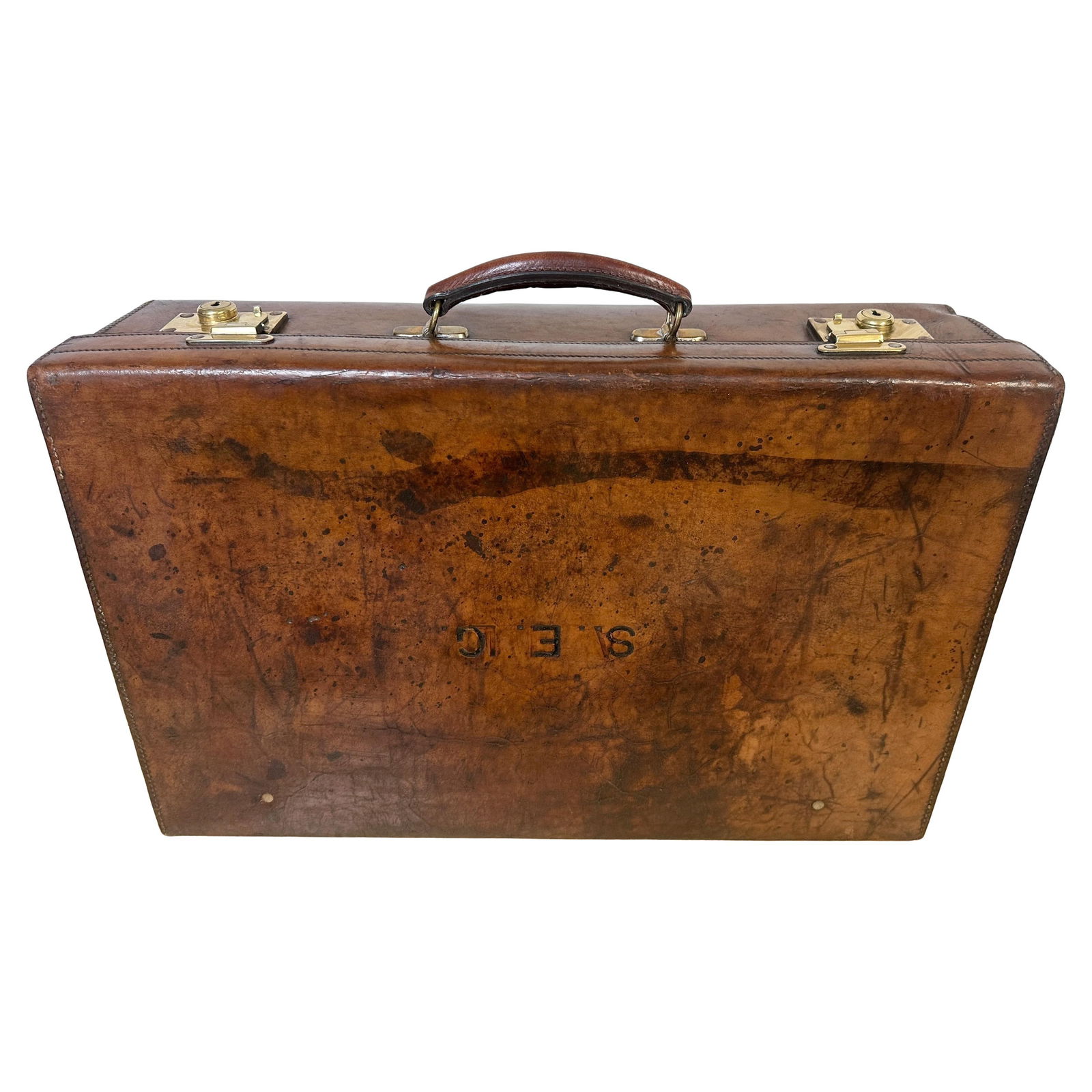 Edwardian Leather Brass Suitcase by Army & Navy CSL London 1910: Edwardian Leather Brass Suitcase by Army & Navy CSL London 1910 Experience the charm of early 20th-century travel with this Edwardian English Leather & Brass Suitcase by Army & Navy CSL, London, circa