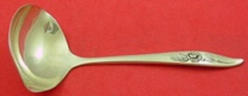 Oneida Belle Rose Sterling Silver Gravy Ladle 6 3/4 in: Oneida Belle Rose Sterling Silver Gravy Ladle 6 3/4 in This exquisite gravy ladle is crafted from sterling silver and features the elegant Belle Rose pattern by Oneida. Measuring 6 3/4 inches, this pi