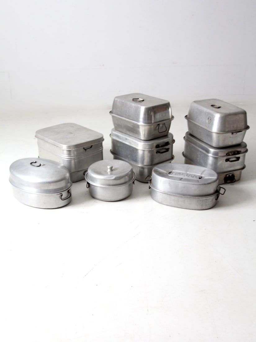 Set of 8 Vintage Aluminum Roasting Pans by Wear-Ever Aladdin Saluco West Bend: Set of 8 Vintage Aluminum Roasting Pans by Wear-Ever Aladdin Saluco West Bend Explore a unique collection of eight vintage roasting pans made from durable aluminum. This set features renowned brands s
