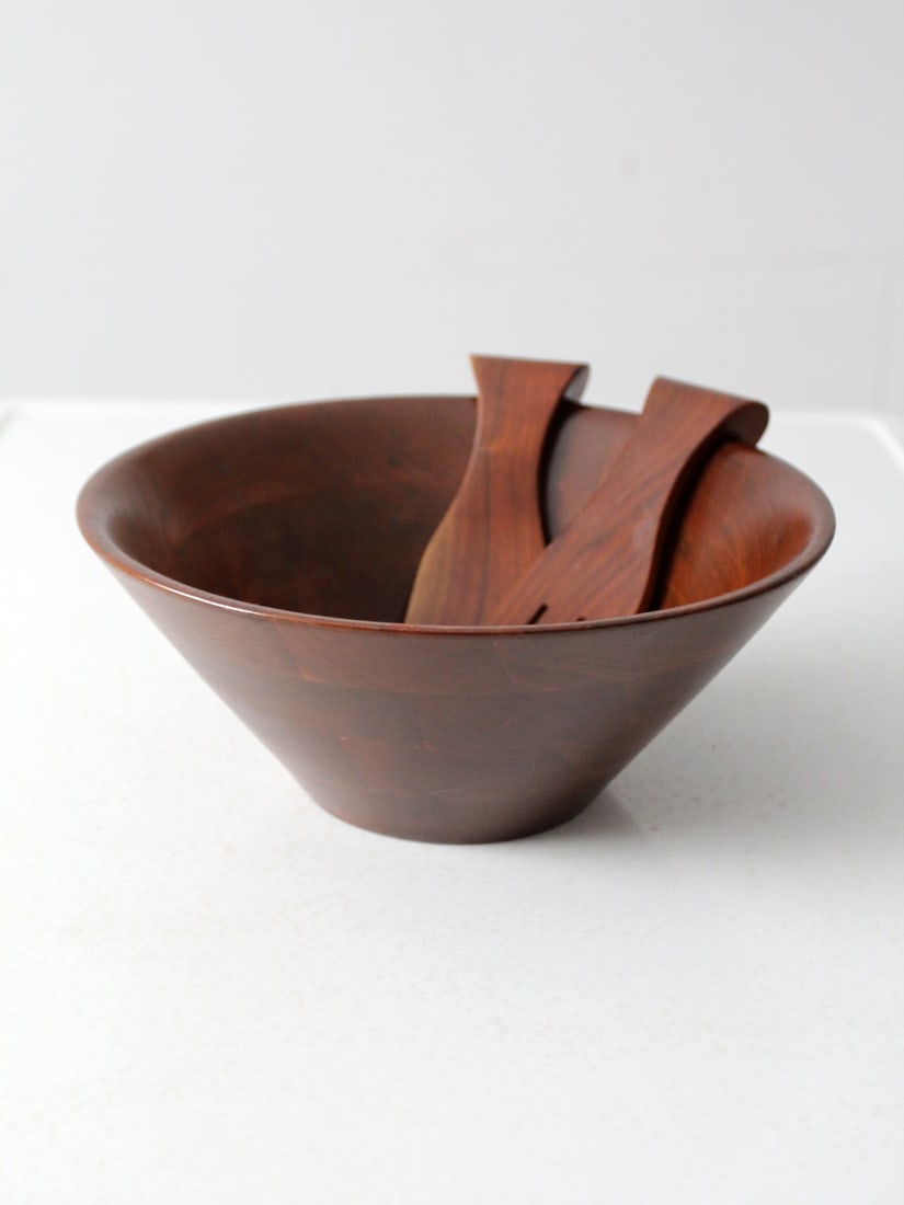 Mid Century Ozark Walnutware Salad Bowl with Sculptural Forks: Mid Century Ozark Walnutware Salad Bowl with Sculptural Forks This stunning mid-century Ozark Walnutware serving bowl showcases a beautifully grained solid walnut construction complemented by two scul