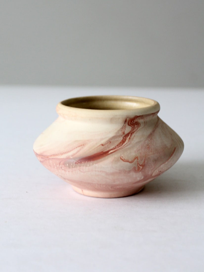 Vintage Ey-Noree 1950s Swirl Pottery Vase Beige Pink Purple: Vintage Ey-Noree 1950s Swirl Pottery Vase Beige Pink Purple This vintage Ey-Noree swirl pottery vase, crafted in the 1950s, boasts a stunning design that reflects the classic southwestern tourist pott