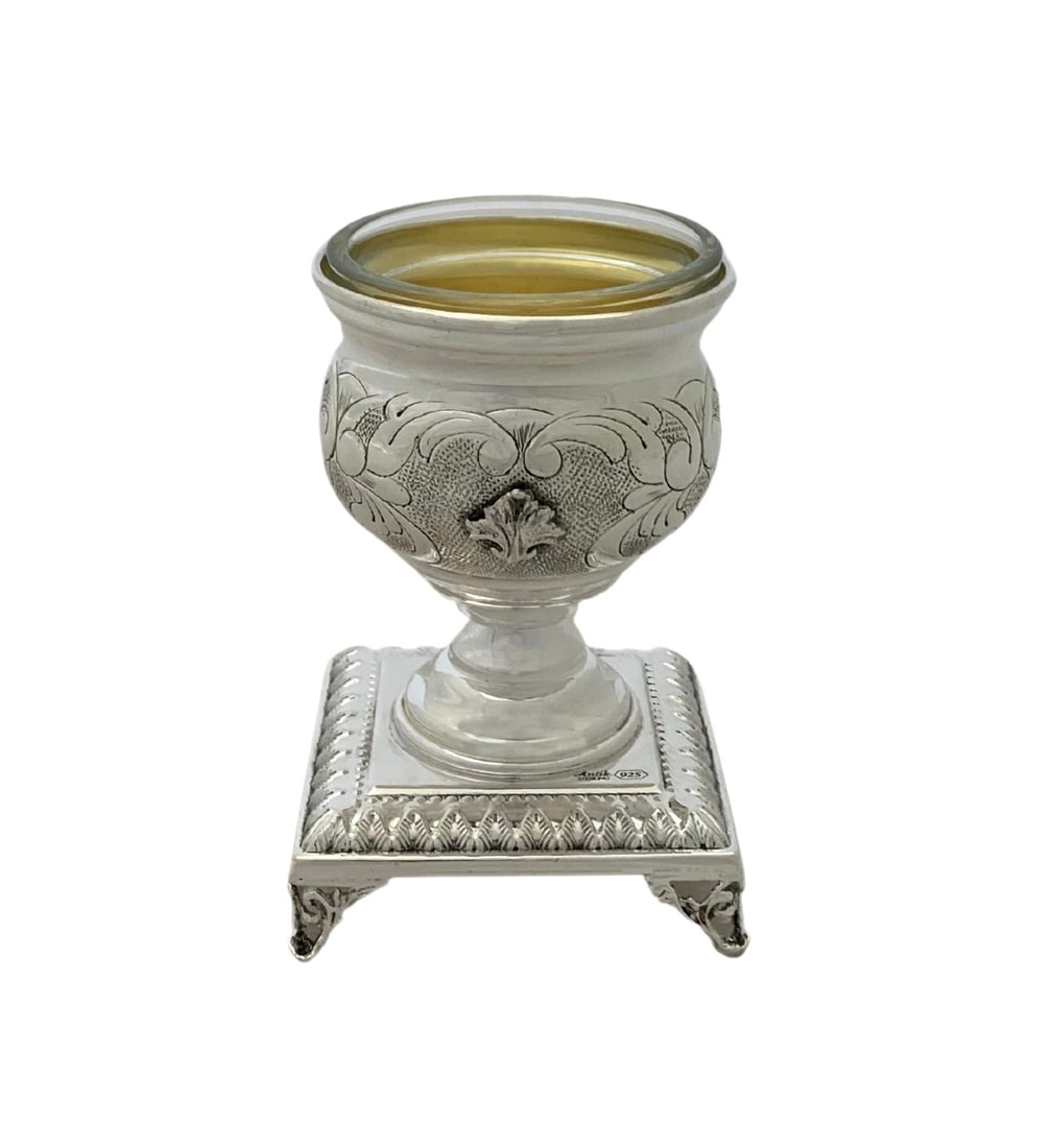 Handmade 925 Sterling Silver Leaf Applique Single Salt Holder: Handmade 925 Sterling Silver Leaf Applique Single Salt Holder This exquisite single salt holder is crafted from fine 925 sterling silver, showcasing a stunning handmade leaf applique design with ornat