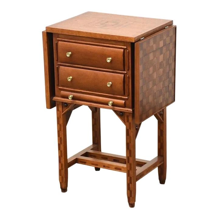 Early 1900s Mahogany Antique Chess Game Table with Brass Knobs: Early 1900s Mahogany Antique Chess Game Table with Brass Knobs This exquisite early 1900s antique chess game table showcases a rich mahogany construction, complemented by alternating woods that form a