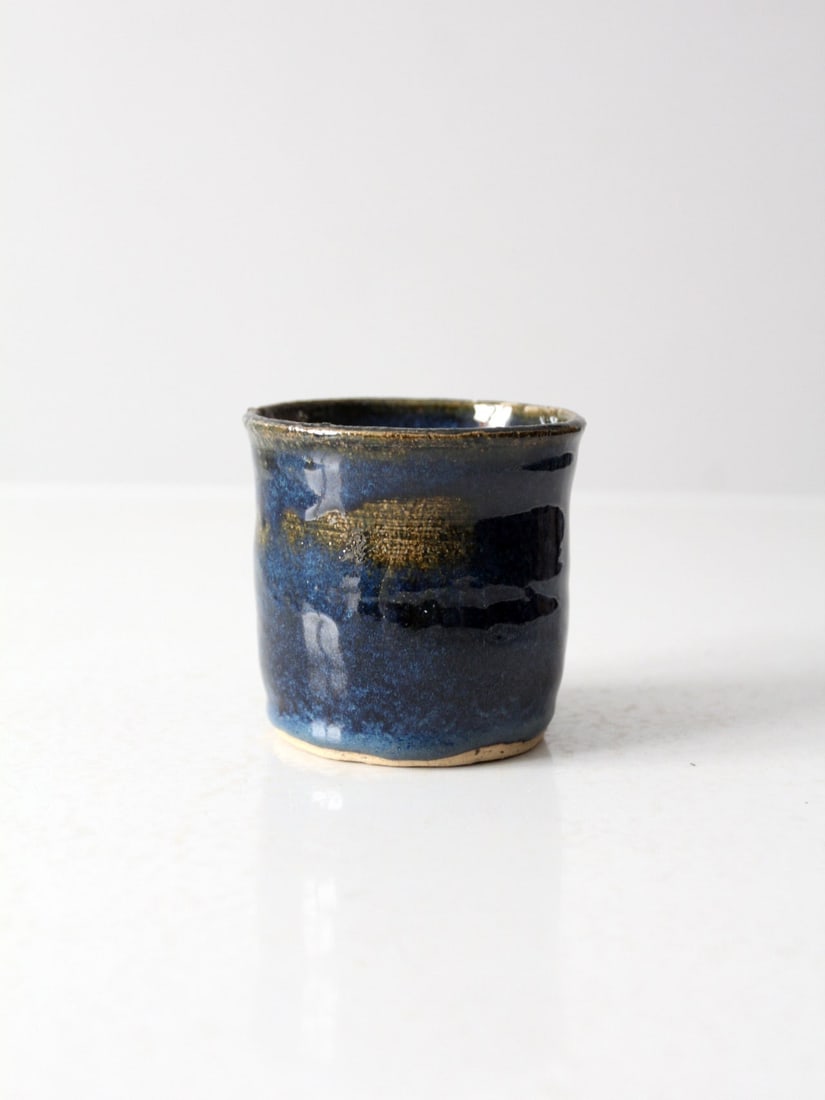 Handmade Vintage Studio Pottery Vase Deep Blue Glaze Signed Artist: Handmade Vintage Studio Pottery Vase Deep Blue Glaze Signed Artist This vintage handmade studio pottery vase showcases a stunning deep blue high-fire glaze, enriched with beautiful mottling and varieg