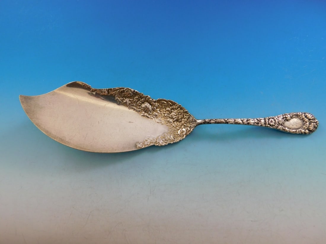 Durgin Chrysanthemum Sterling Silver Fish Serving Knife 10 3/4 Vintage: Durgin Chrysanthemum Sterling Silver Fish Serving Knife 10 3/4 Vintage This exquisite vintage fish serving knife from Durgin features the elegant Chrysanthemum pattern, known for its intricate design