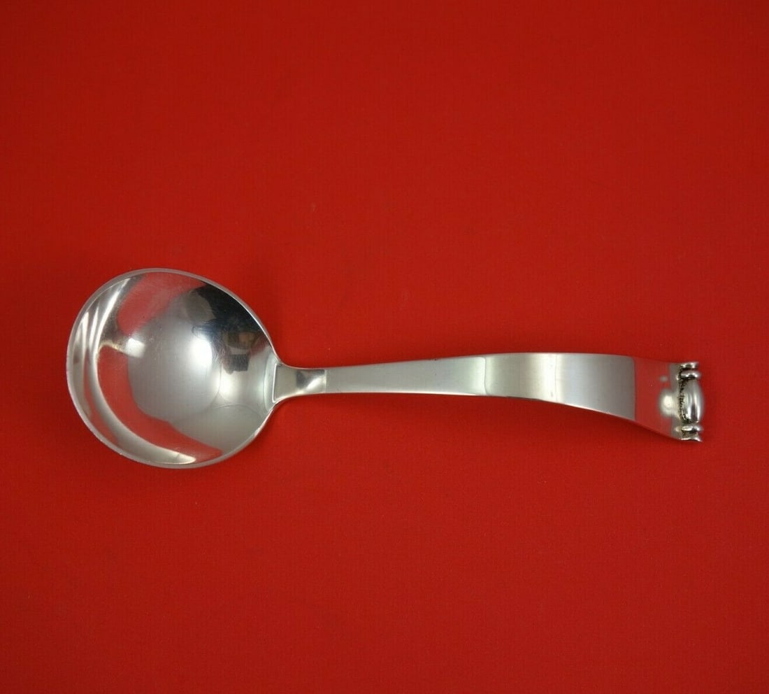 Allan Adler Modern Georgian Sterling Silver Gravy Ladle 5 3/4 Inch: Allan Adler Modern Georgian Sterling Silver Gravy Ladle 5 3/4 Inch This exquisite ladle showcases the Modern Georgian pattern by Allan Adler, crafted from high-quality sterling silver. Measuring 5 3/4