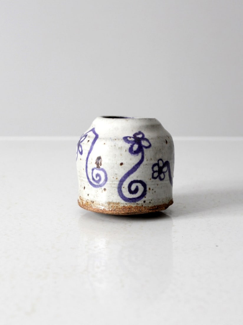 Mid-Century Japanese Studio Pottery Vase Hand-Painted Floral Design: Mid-Century Japanese Studio Pottery Vase Hand-Painted Floral Design Enhance your home decor with this exquisite mid-20th century Japanese studio pottery vase. Featuring a hand-painted cobalt floral an