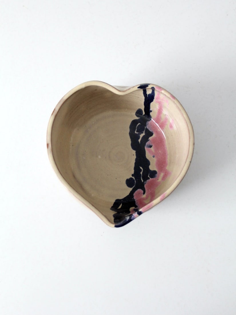 Signed Vintage Heart Shaped Studio Pottery Bowl with Beige Glaze: Signed Vintage Heart Shaped Studio Pottery Bowl with Beige Glaze This vintage heart-shaped studio pottery bowl showcases a unique design, featuring a creamy beige glaze complemented by a striking pink