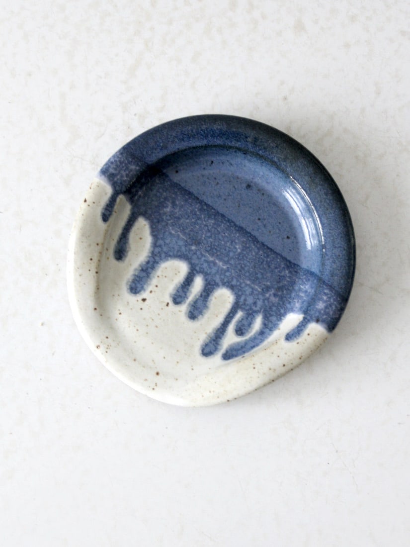 Handcrafted Vintage Studio Pottery Spoon Rest Two-Tone Blue Glaze: Handcrafted Vintage Studio Pottery Spoon Rest Two-Tone Blue Glaze Enhance your kitchen with this vintage studio pottery spoon rest, expertly handcrafted featuring a distinctive two-tone blue glaze and