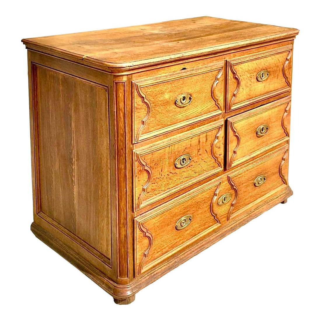Vintage Boho English Georgian Gentlemen's Chest of Drawers: Vintage Boho English Georgian Gentlemen's Chest of Drawers This stunning vintage Boho English Georgian style gentlemen's chest of drawers features exquisite hand-carved detailing, making it a notable