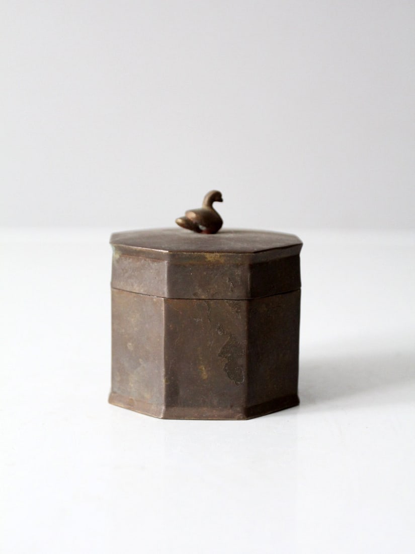 Vintage Mid-Century Brass Box with Bird Finial: Vintage Mid-Century Brass Box with Bird Finial Discover this exquisite mid-20th century vintage brass box, featuring an elegant octagonal shape topped with a charming bird finial. The hinged lid opens