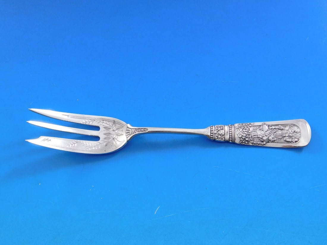 Gorham Fontainebleau Sterling Silver 3-Tine Pastry Fork 6": Gorham Fontainebleau Sterling Silver 3-Tine Pastry Fork 6" This exquisite pastry fork from the Fontainebleau pattern by Gorham is crafted from high-quality sterling silver. Featuring a 3-tine bright-c