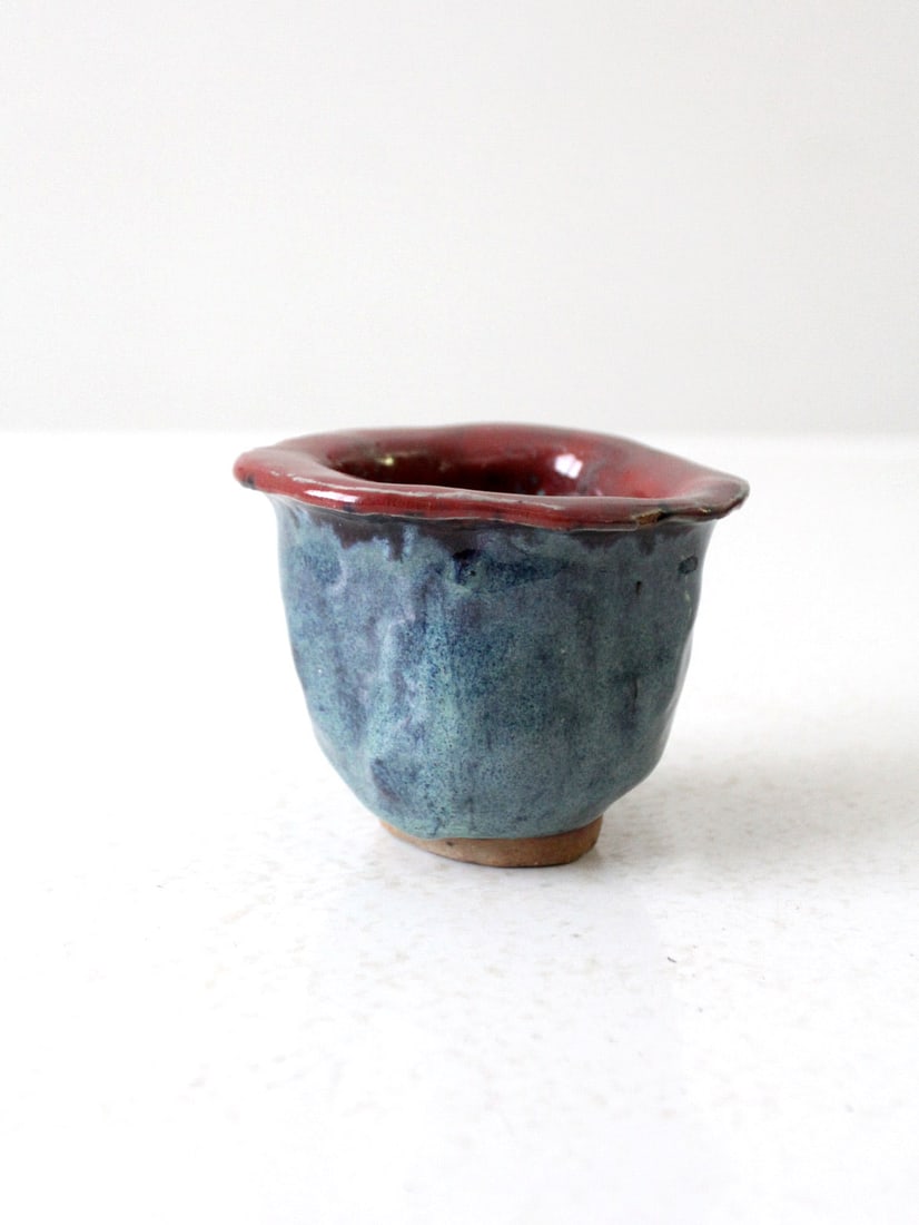 Artisan Vintage Studio Pottery Bowl Dual Tone Glaze: Artisan Vintage Studio Pottery Bowl Dual Tone Glaze Enhance your home decor with this vintage hand-formed studio pottery bowl that showcases artisanal charm. It features a stunning dual-tone glaze, wi