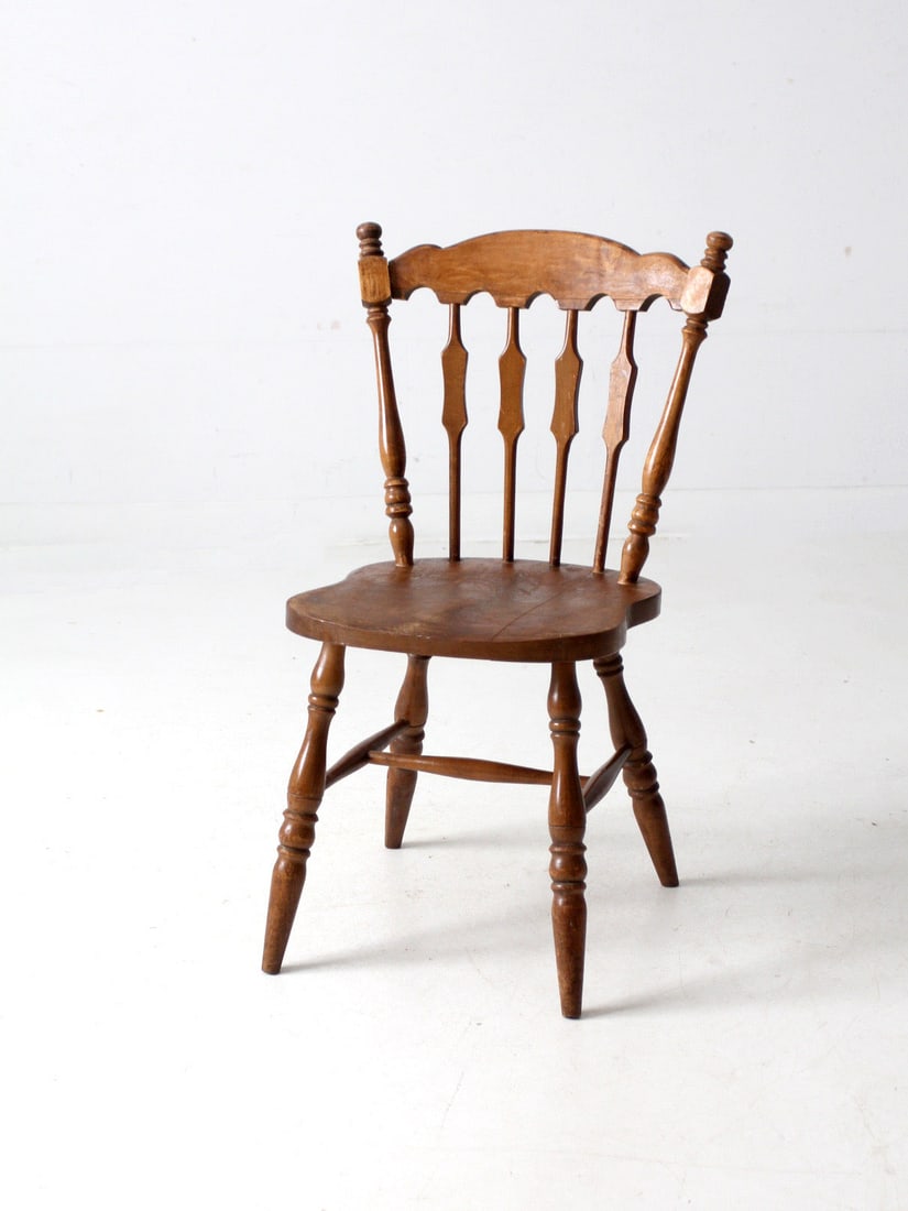 Mid-Century Vintage Tavern Dining Chair Rustic Charm: Mid-Century Vintage Tavern Dining Chair Rustic Charm This vintage mid-century dining chair showcases a classic tavern style with its distinct splat form spindles in the back, complemented by elegantly