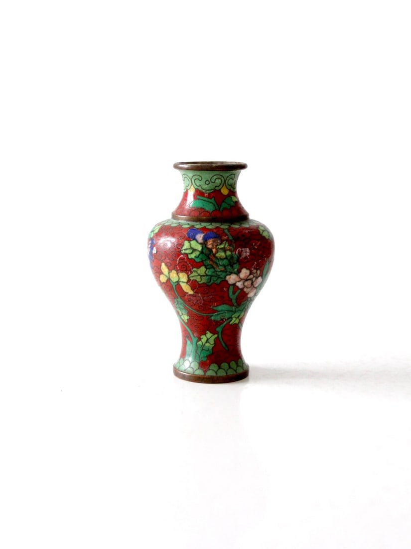Small Chinese Cloisonne Vase with Red Floral Enamel Decoration: Small Chinese Cloisonne Vase with Red Floral Enamel Decoration This vintage Chinese cloisonne vase showcases a classic baluster silhouette adorned with vibrant enamel floral motifs on a deep red backg