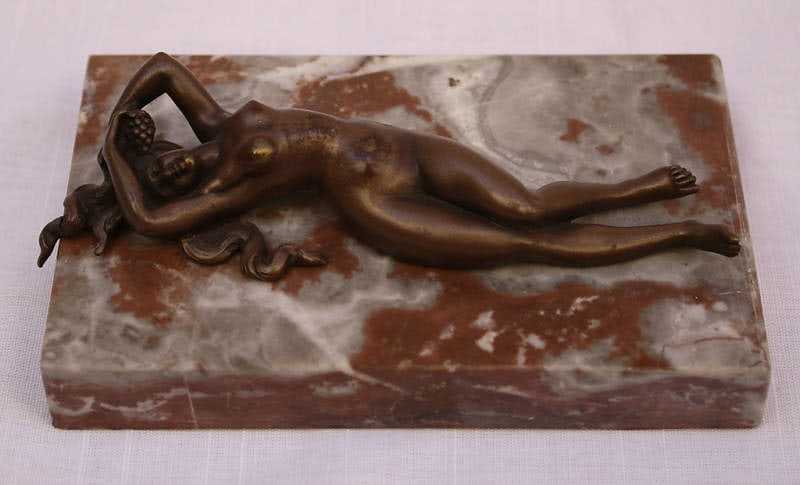 1900s French Art Nouveau Bronze Nude Woman Statue on Marble Base: 1900s French Art Nouveau Bronze Nude Woman Statue on Marble Base This exquisite French Art Nouveau bronze statue from the early 1900s features a beautifully detailed nude woman gracefully posed on a s