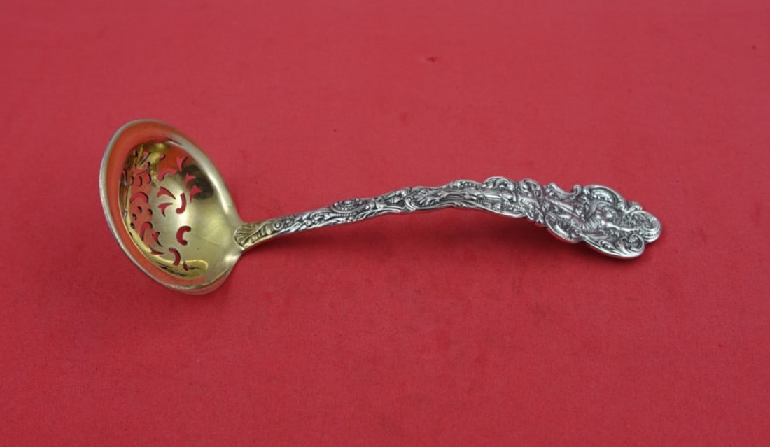 Gorham Versailles Sterling Silver Sugar Sifter Gold Washed 6 1/4": Gorham Versailles Sterling Silver Sugar Sifter Gold Washed 6 1/4" Introducing the exquisite Versailles by Gorham Sterling Silver Sugar Sifter, measuring 6 1/4". Crafted from high-quality sterling silv