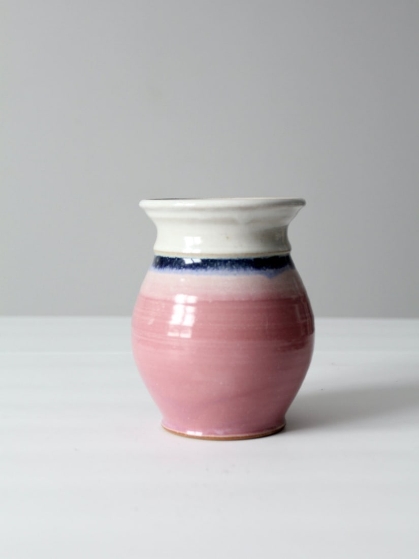 Handcrafted Vintage Studio Pottery Vase with Pink Blue Glaze: Handcrafted Vintage Studio Pottery Vase with Pink Blue Glaze This vintage studio pottery vase showcases exquisite craftsmanship, featuring a generous bulbed shape and a stunning glaze in shades of pin