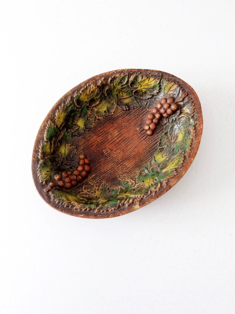 Vintage 1953 Multi Products Inc Composite Wood Bowl Fruit Leaf Design: Vintage 1953 Multi Products Inc Composite Wood Bowl Fruit Leaf Design This vintage Syroco style decorative bowl from 1953 by Multi Products Inc. showcases a charming oval shape adorned with a vibrant