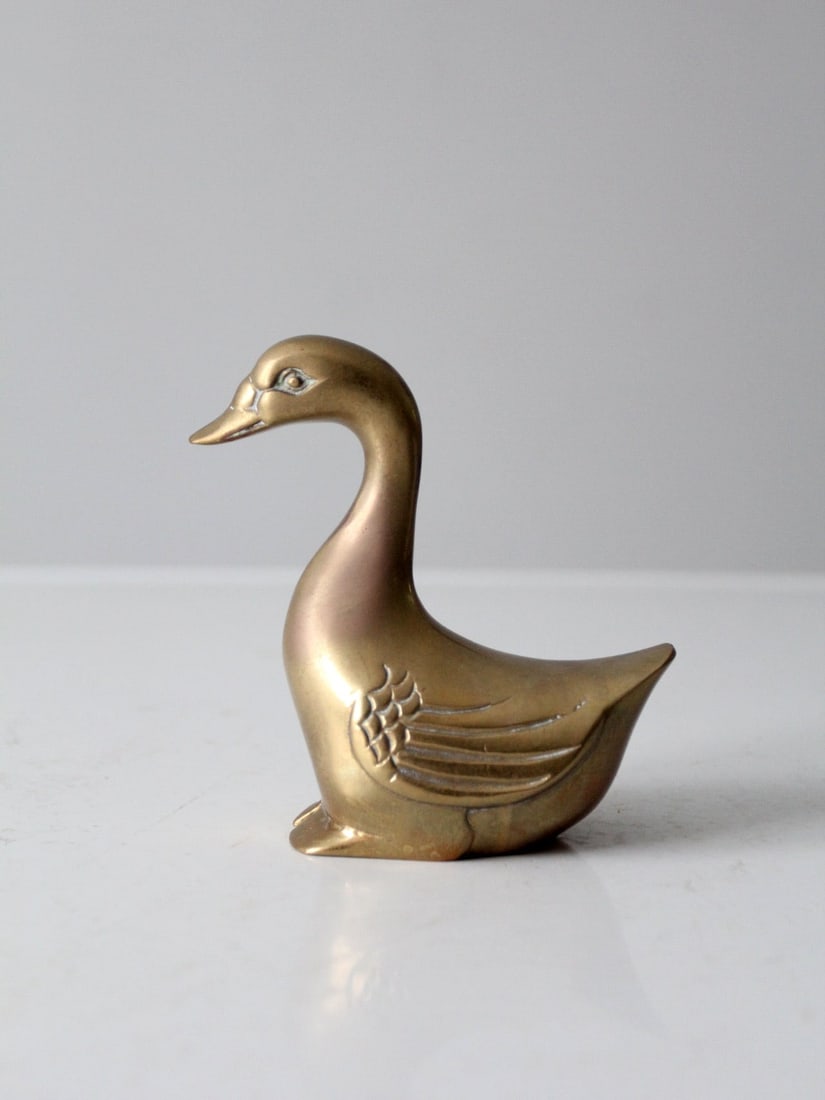 Mid-Century Brass Goose Figurine 4.75 Inch Decorative Art: Mid-Century Brass Goose Figurine 4.75 Inch Decorative Art This exquisite mid-century brass goose figurine showcases elegant lines and intricate detailing. Crafted from heavy-weight brass, it reflects