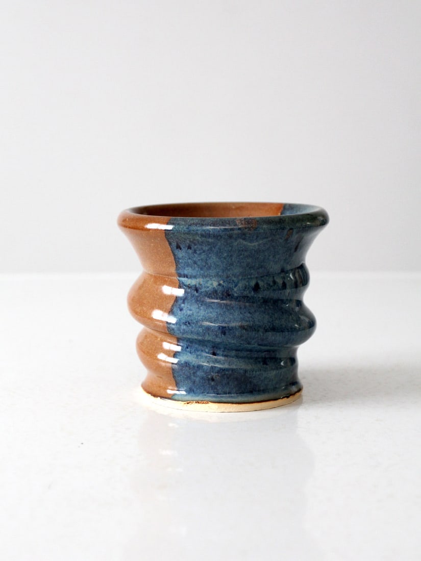 Handmade Vintage Studio Pottery Vase Ocean Blue Tawny Brown Ribbed Design: Handmade Vintage Studio Pottery Vase Ocean Blue Tawny Brown Ribbed Design Enhance your living space with this Vintage Studio Pottery Vase, a perfect blend of charm and artistic design. This handmade c