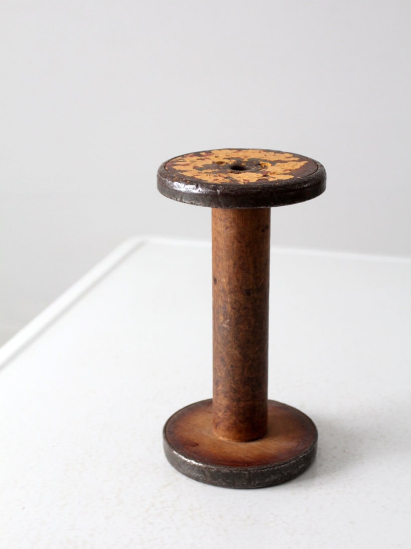 Antique Industrial Wooden Spool with Patina and Metal Hardware: Antique Industrial Wooden Spool with Patina and Metal Hardware Discover this charming antique industrial wooden spool, showcasing a stunning patina that reflects its rich history. This large wooden sp