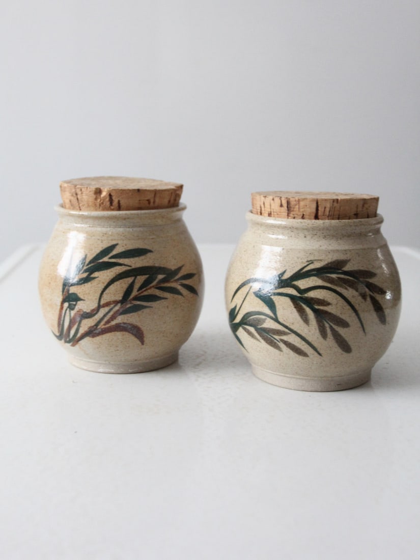Charming Vintage Lakeside Pottery Jar Pair with Cork Lids: Charming Vintage Lakeside Pottery Jar Pair with Cork Lids Introducing a charming pair of vintage Lakeside Pottery ceramic jars, each featuring a unique handmade design. These jars are adorned with a s