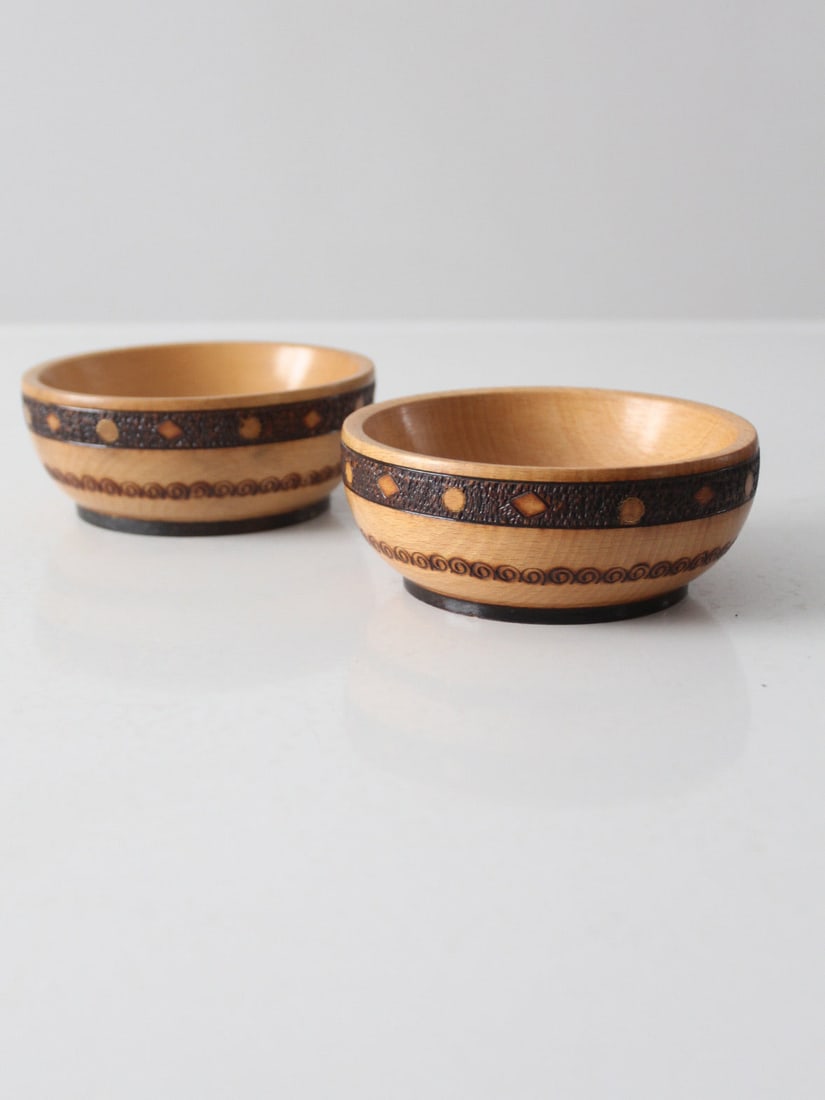 Pair of Vintage Wooden Bowls with Geometric Pyrography: Pair of Vintage Wooden Bowls with Geometric Pyrography This pair of vintage wooden bowls showcases exquisite hand-tooled pyrography in a striking geometric pattern. Crafted with care, these decorative