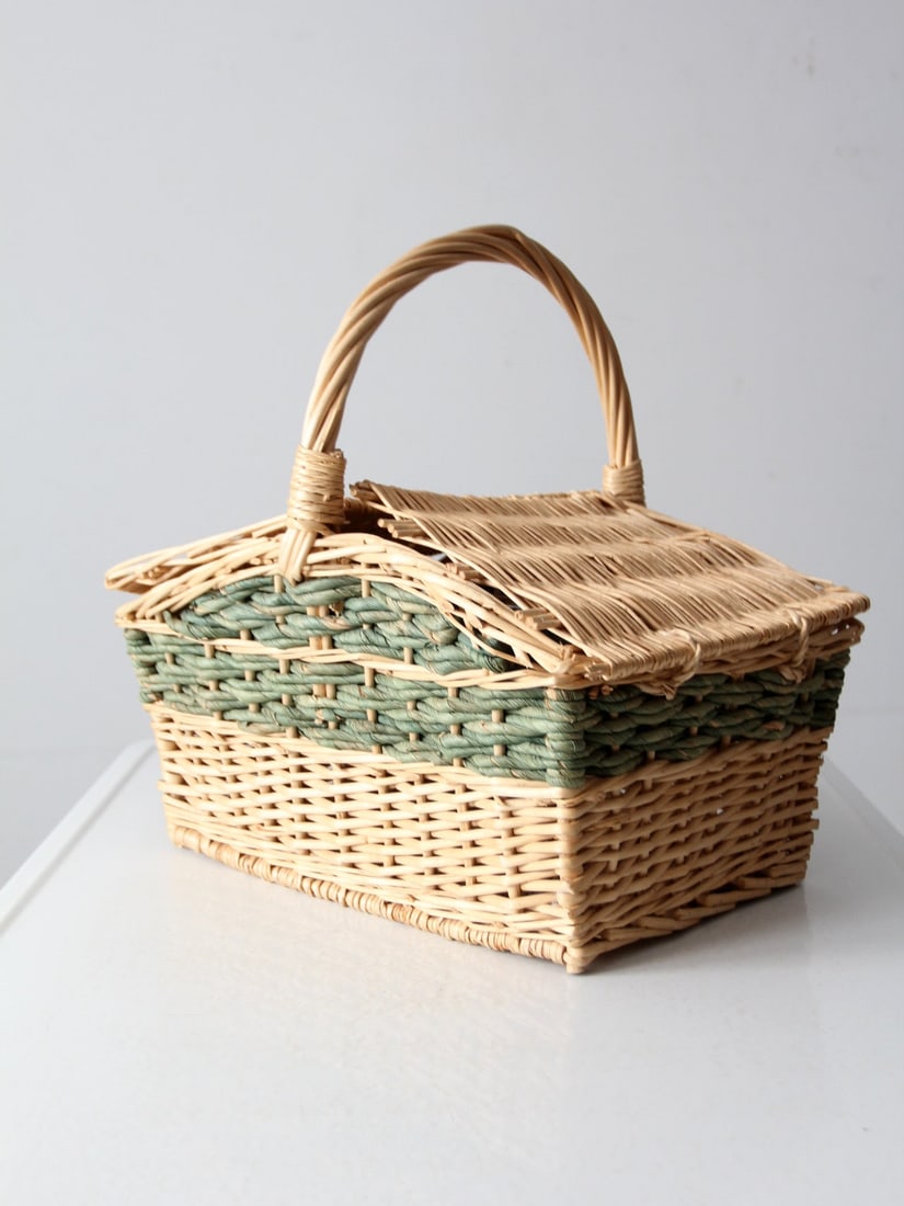 Vintage Wicker Picnic Basket with Double Hinged Lid Rustic Design: Vintage Wicker Picnic Basket with Double Hinged Lid Rustic Design This vintage wicker picnic basket features a unique double-hinged lid, providing easy access and charming decorative storage. Woven in