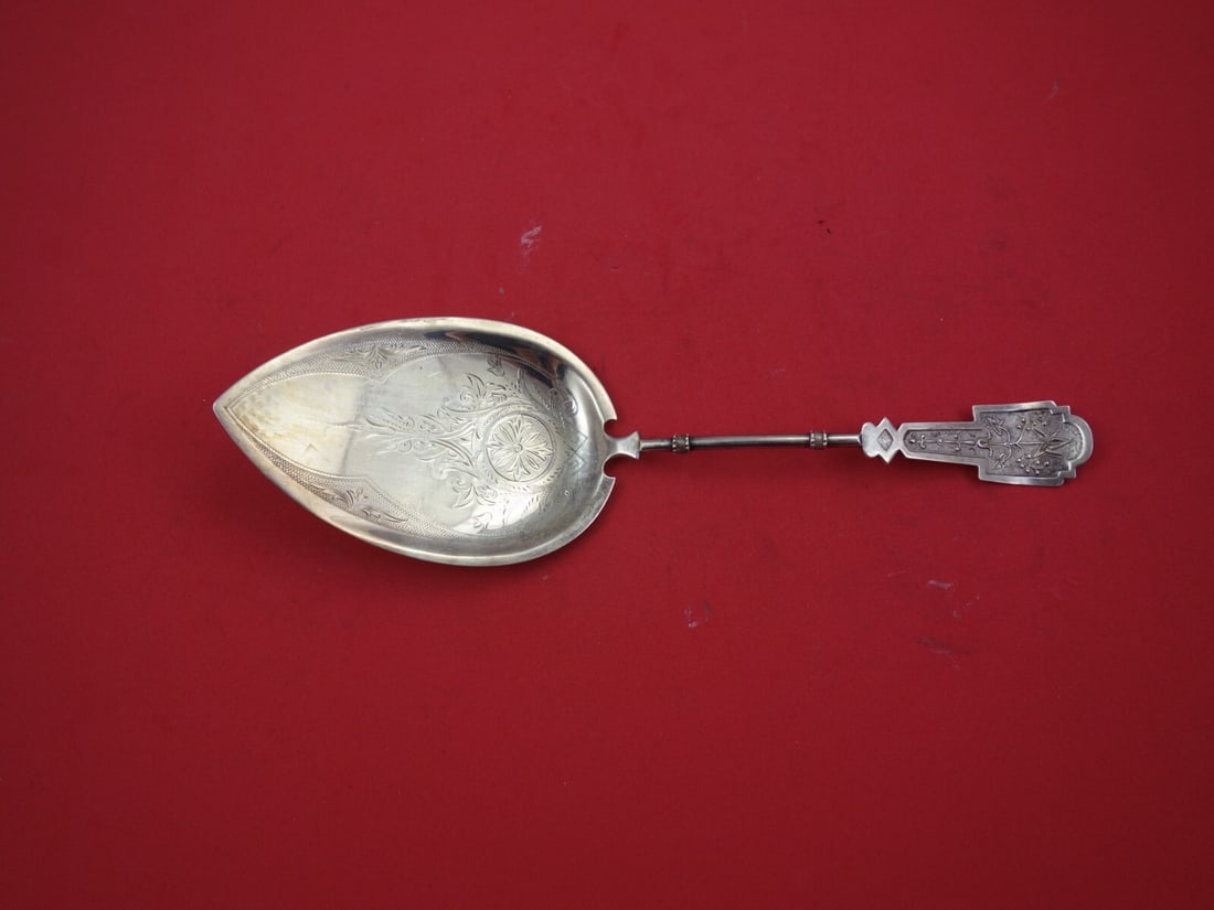Ivy Pattern Sterling Silver Pie Server 9 1/4 Vintage Monogrammed: Ivy Pattern Sterling Silver Pie Server 9 1/4 Vintage Monogrammed This vintage pie server from the Ivy pattern showcases exquisite craftsmanship in sterling silver, dating back to the mid-19th century