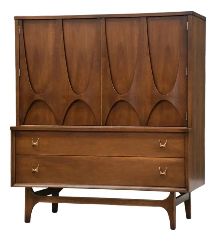 Mid Century Modern Broyhill Brasilia Walnut Tall Dresser: Mid Century Modern Broyhill Brasilia Walnut Tall Dresser This exquisite mid-century modern tall dresser features a stunning walnut finish and showcases six dovetail drawers, each adorned with polished