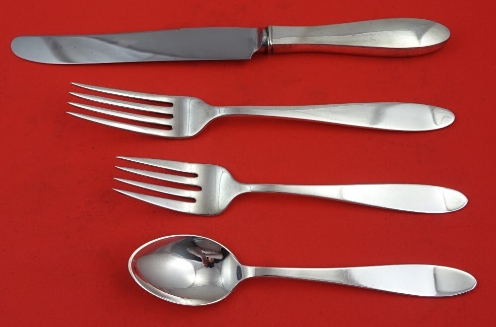 International Silver Simplicity Sterling Silver 4-Piece Place Setting: International Silver Simplicity Sterling Silver 4-Piece Place Setting Enhance your dining experience with this elegant 4-piece place setting from the Simplicity pattern by International Silver. Crafte