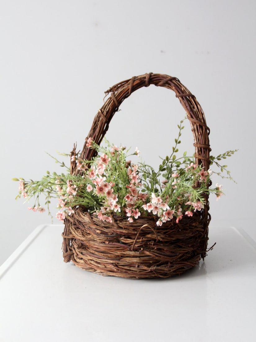 Charming Vintage Rustic Twig Basket 17 inch with Long Handle: Charming Vintage Rustic Twig Basket 17 inch with Long Handle Discover the charm of this vintage rustic twig basket, meticulously crafted to resemble a delicate bird's nest. The basket features a swirl