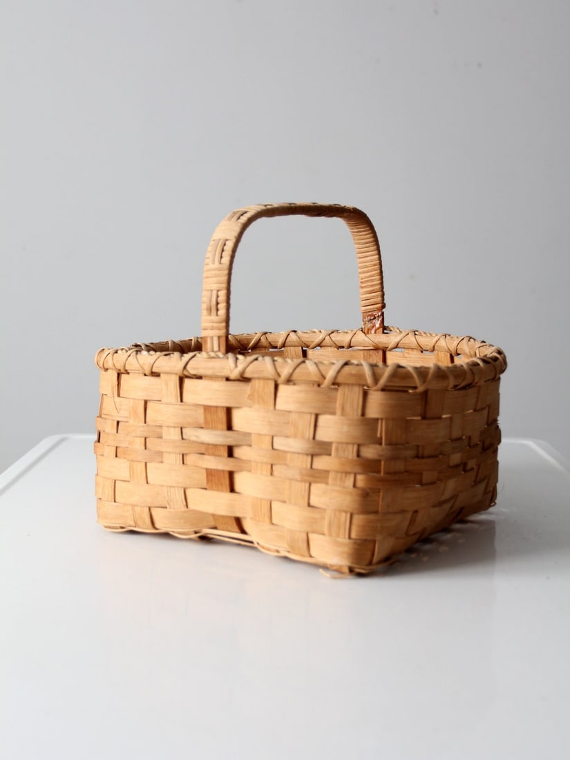 Charming Vintage Splint Weave Basket with Wooden Handle: Charming Vintage Splint Weave Basket with Wooden Handle Discover this charming vintage woven basket, perfect for a variety of uses in your home or garden. This harvest basket features a splint weave d